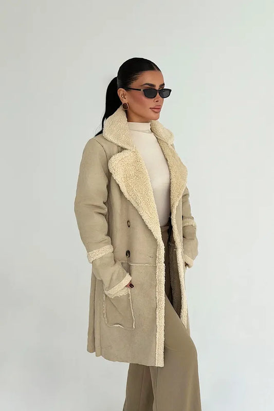 Palton Bej Cu Două Rânduri De Nasturi Blană Și Petrecut